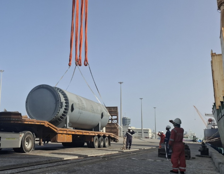 Safe unloading of oversized cargo at Duqm Free Zone for green hydrogen facility